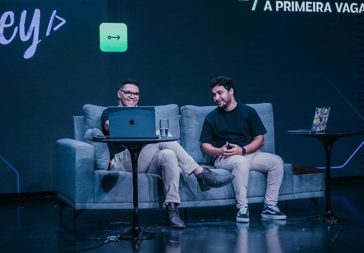 Rodrigo e Mayk apresentando o evento Jornada do zero à Peimeira Vaga